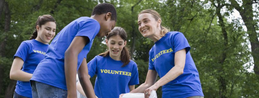 students volunteering